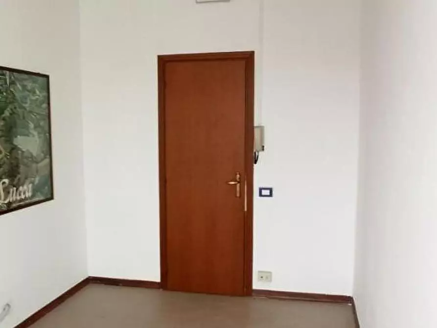 Immagine 8 di Ufficio in affitto  a Capannori