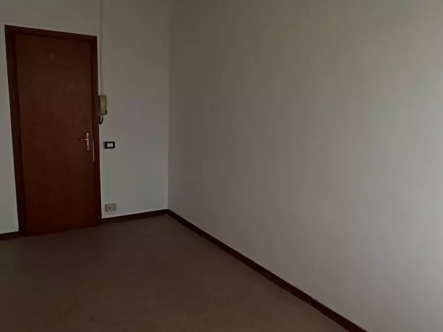 Immagine 2 di Ufficio in affitto  a Capannori