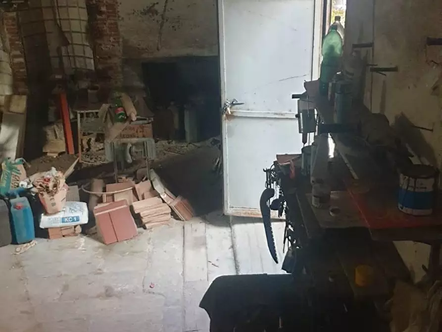 Immagine 3 di Magazzino in vendita  a Buti