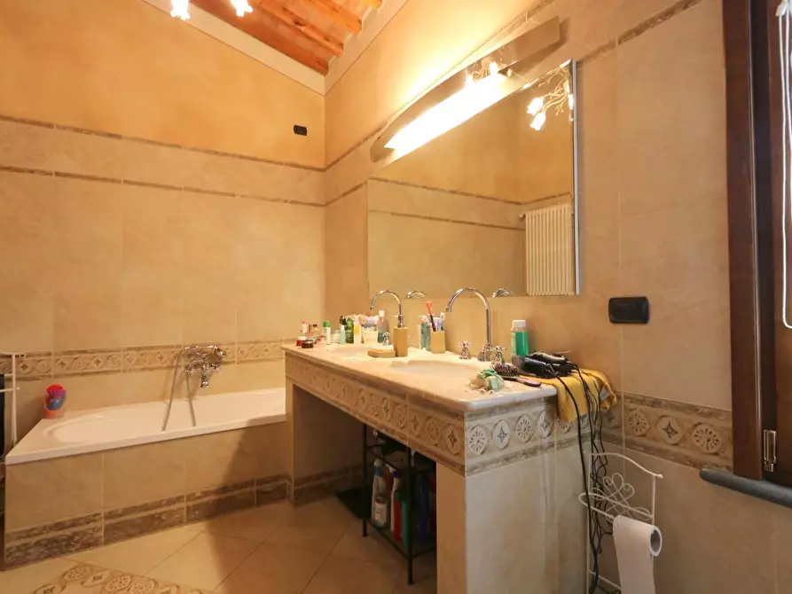 Immagine 26 di Casa colonica in vendita  a Cascina