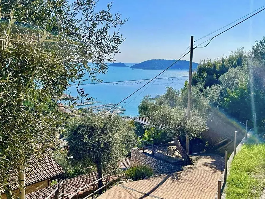 Immagine 1 di Casa colonica in vendita  a Lerici