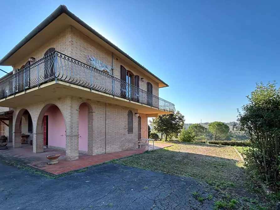 Immagine 2 di Villa in vendita  a Siena