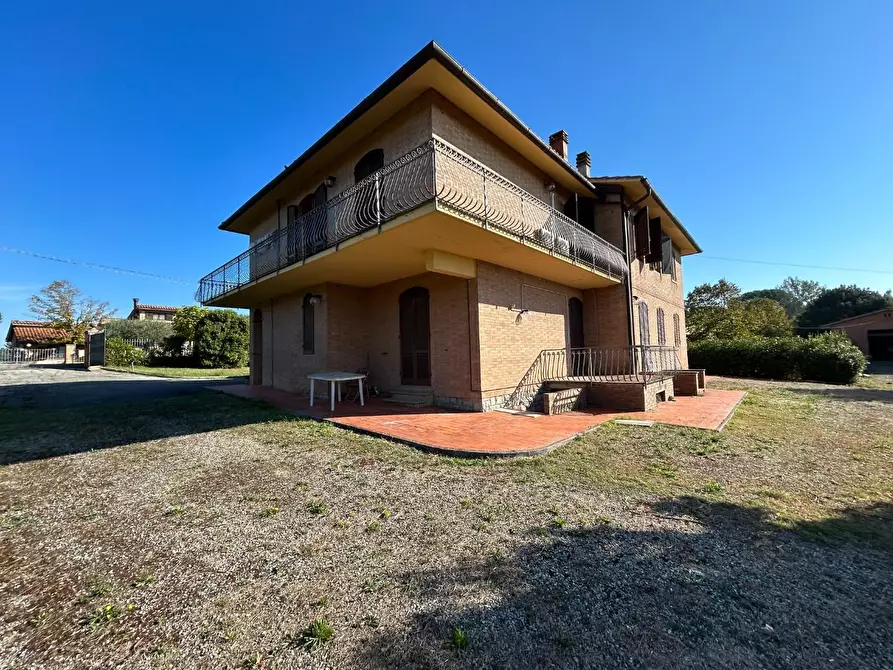 Immagine 4 di Villa in vendita  a Siena