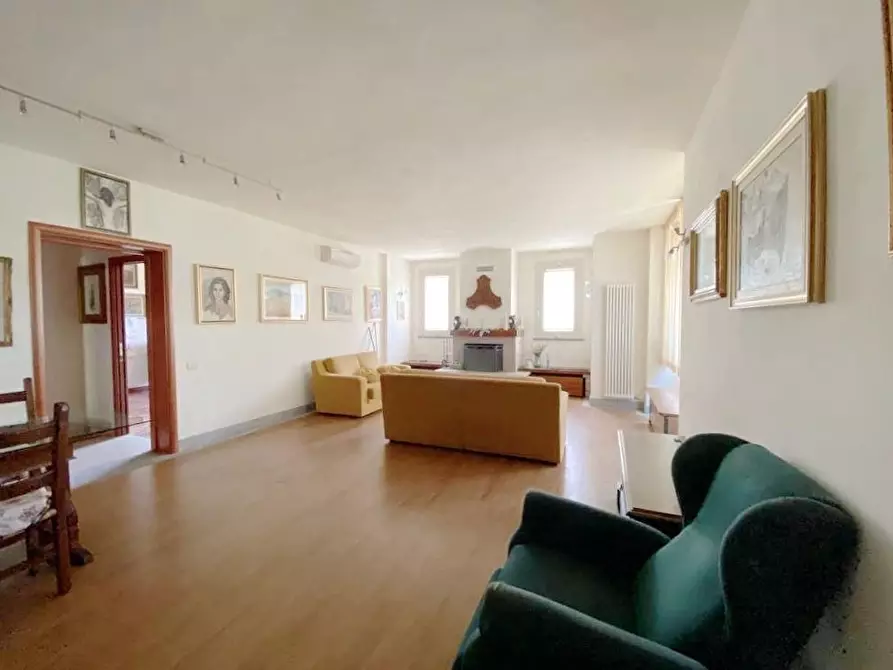 Immagine 2 di Villa in vendita  a Pisa