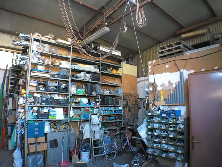 Immagine 3 di Magazzino in vendita  a Carrara