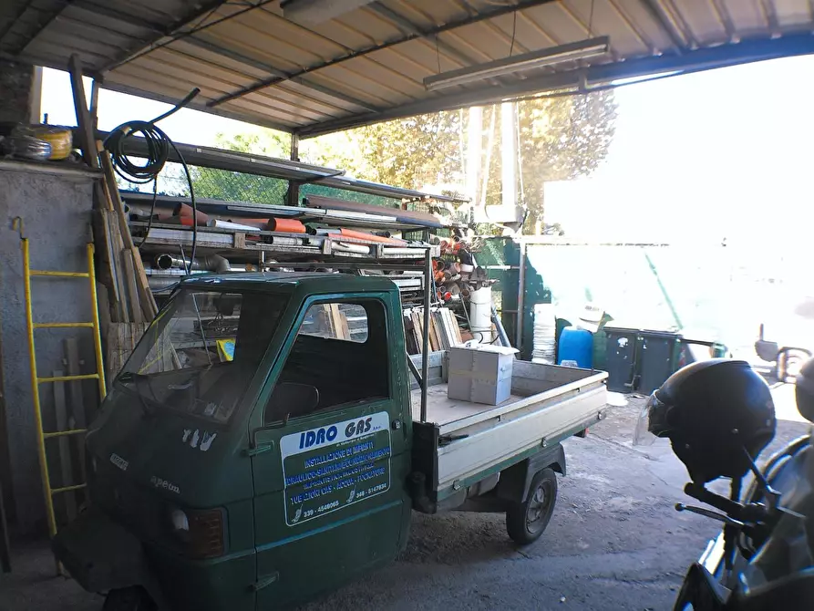 Immagine 5 di Magazzino in vendita  a Carrara