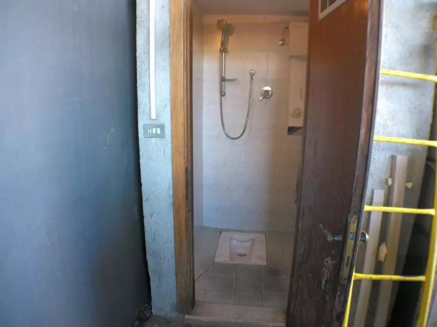 Immagine 2 di Magazzino in vendita  a Carrara