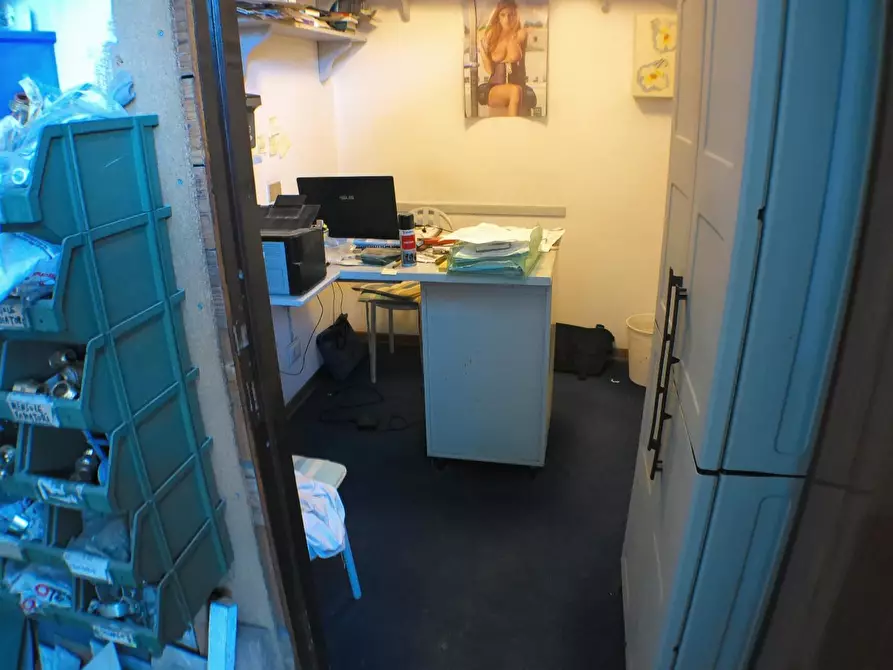 Immagine 8 di Magazzino in vendita  a Carrara