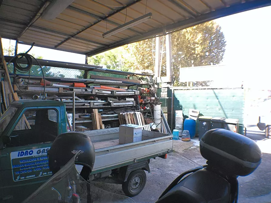 Immagine 4 di Magazzino in vendita  a Carrara