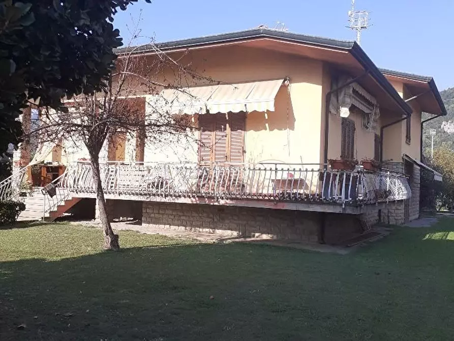 Immagine 9 di Villa in vendita  a Montignoso