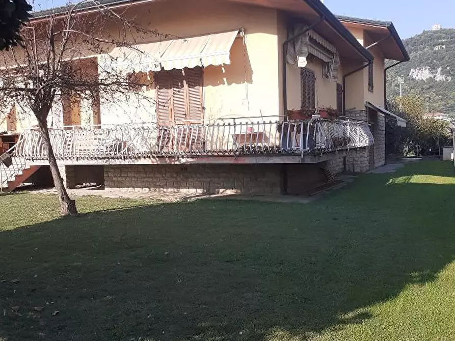 Immagine 11 di Villa in vendita  a Montignoso