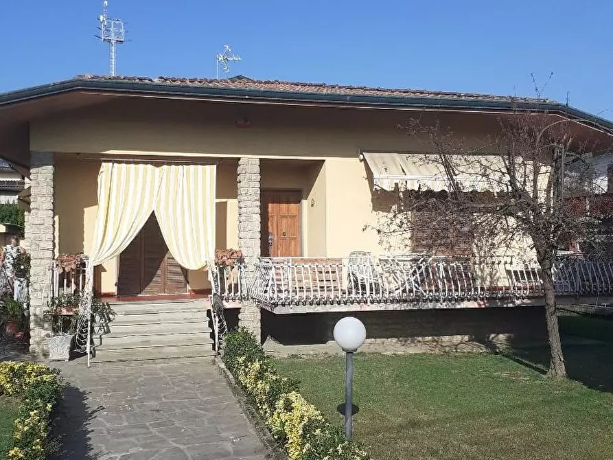 Immagine 13 di Villa in vendita  a Montignoso