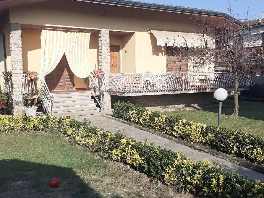 Immagine 2 di Villa in vendita  a Montignoso