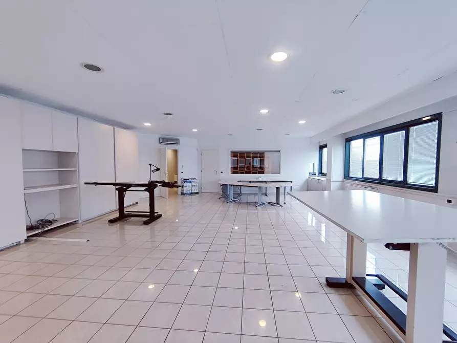 Immagine 2 di Ufficio in affitto  a Cascina