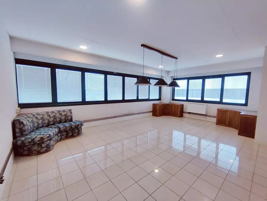 Immagine 3 di Ufficio in affitto  a Cascina