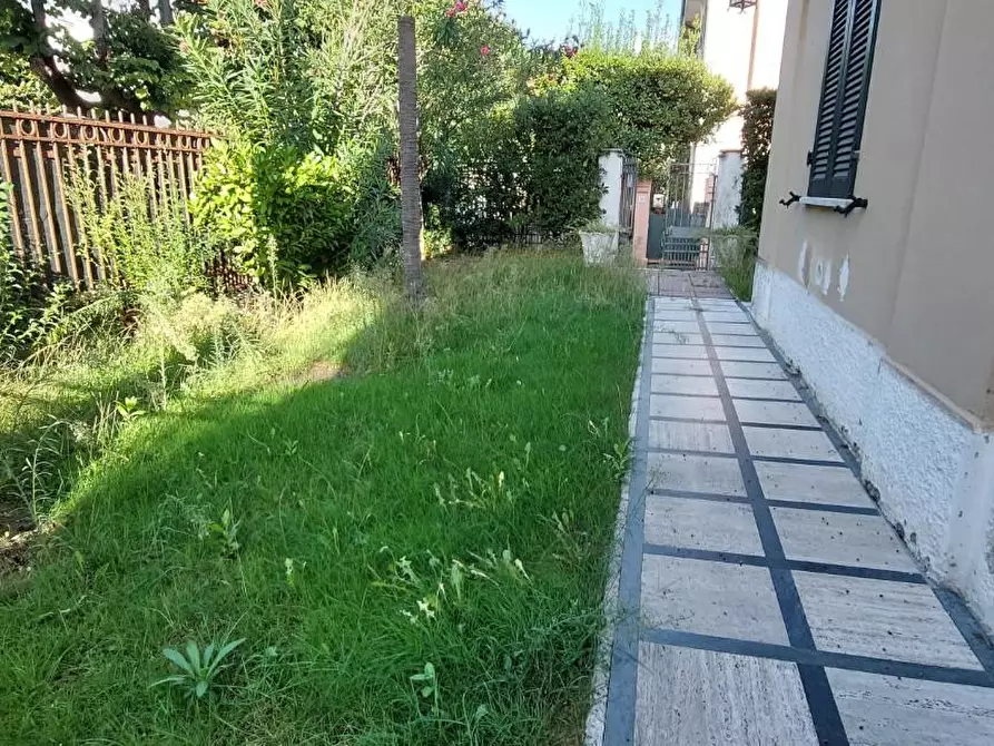 Immagine 10 di Casa bifamiliare in vendita  a Carrara
