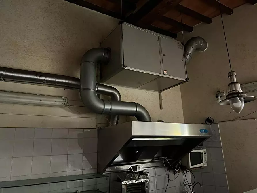 Immagine 4 di Negozio in vendita  a Siena