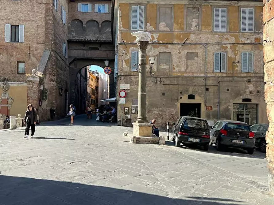 Immagine 1 di Negozio in vendita  a Siena