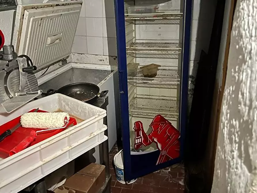 Immagine 6 di Negozio in vendita  a Siena