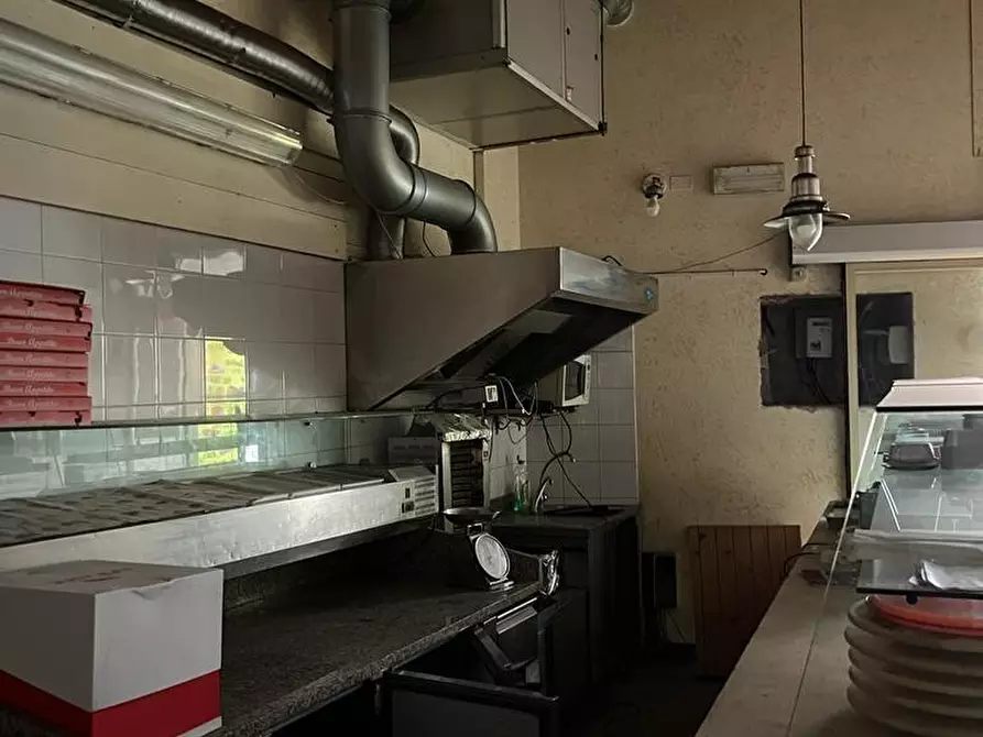 Immagine 3 di Negozio in vendita  a Siena