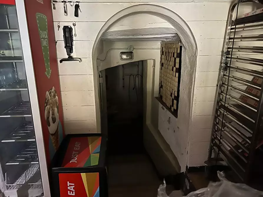 Immagine 5 di Negozio in vendita  a Siena