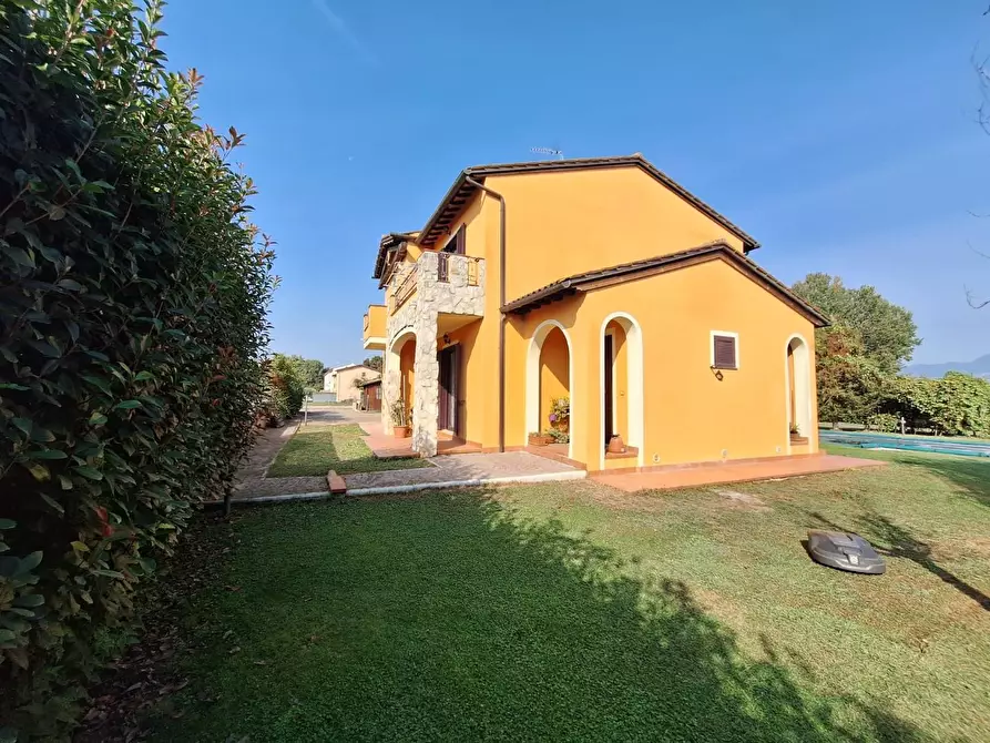 Immagine 21 di Villa in vendita  a Capannori