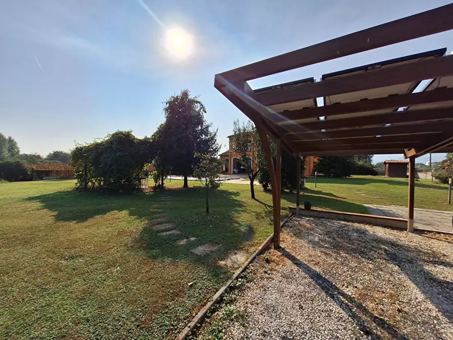 Immagine 28 di Villa in vendita  a Capannori