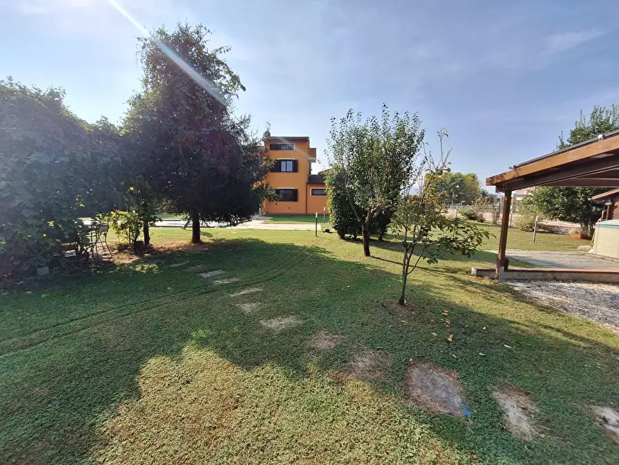 Immagine 30 di Villa in vendita  a Capannori