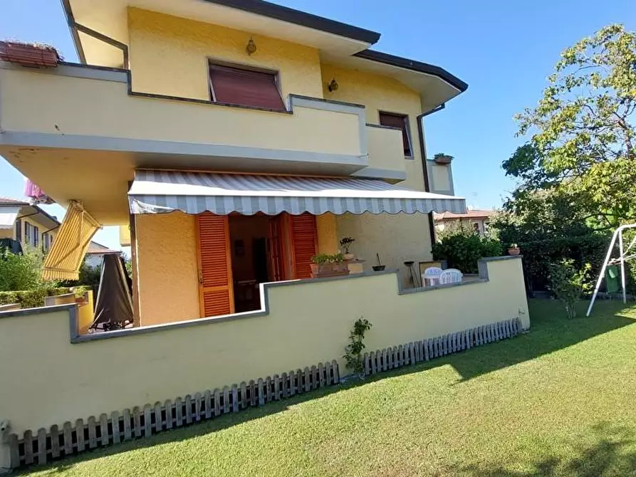 Immagine 1 di Villa in vendita  a Massa