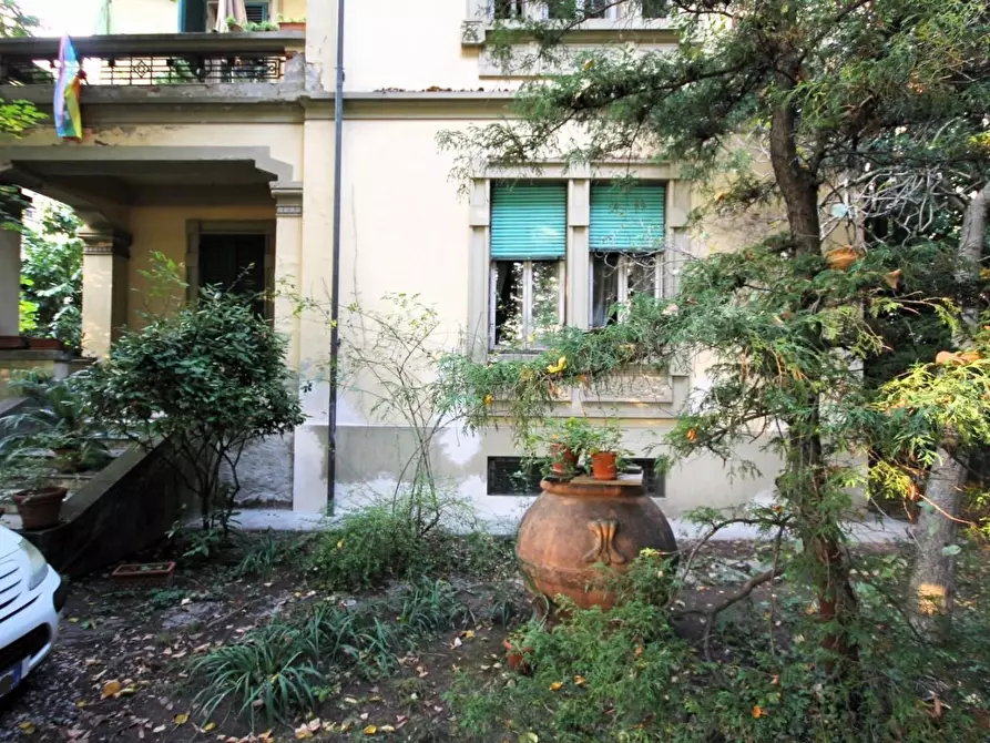 Immagine 2 di Villa in vendita  a Lucca