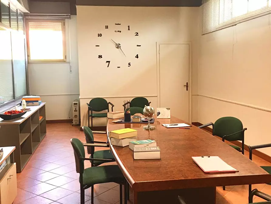 Immagine 1 di Ufficio in affitto  a Santa Maria A Monte