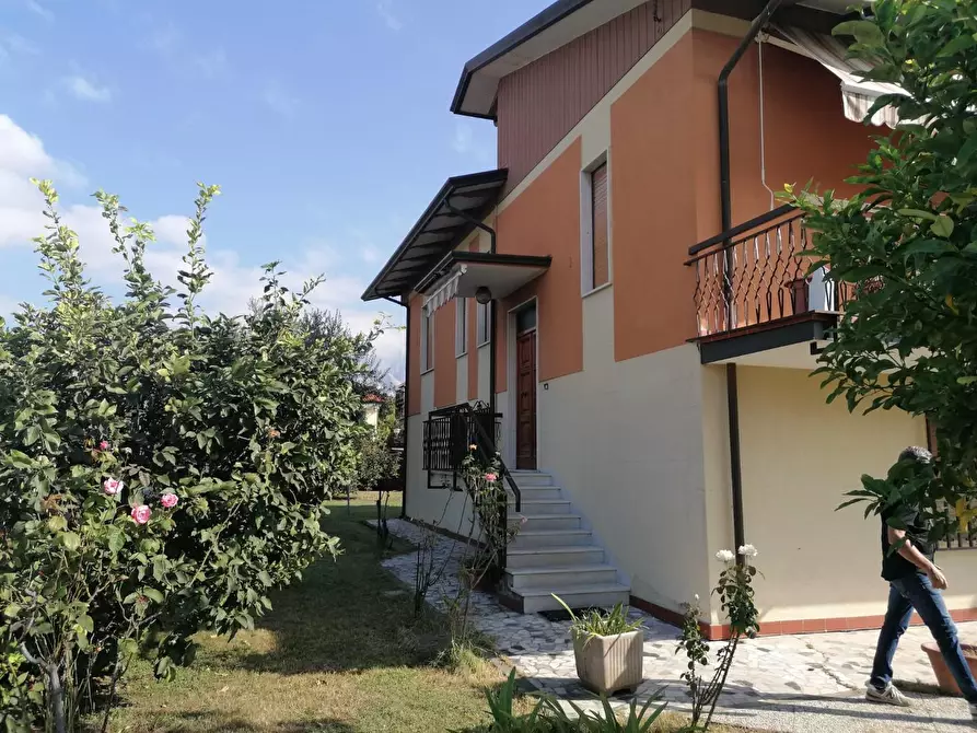 Immagine 9 di Casa indipendente in vendita  a Carrara