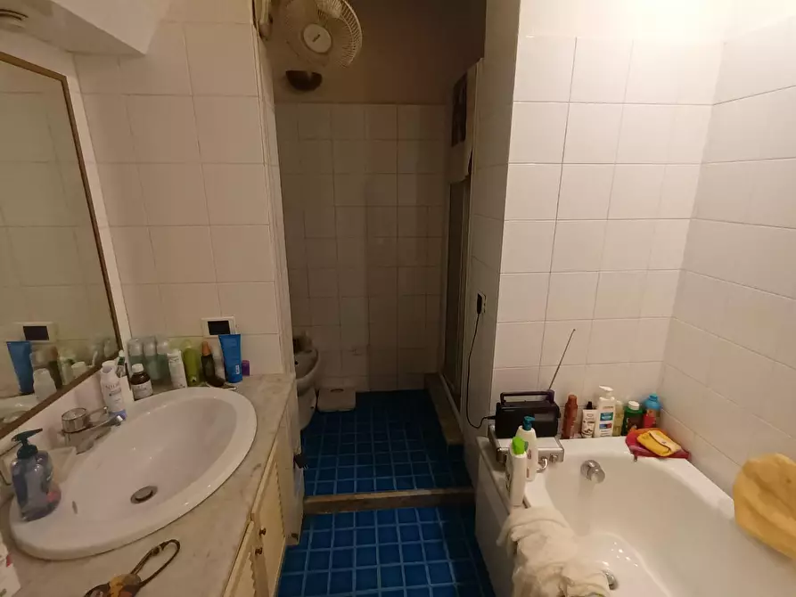 Immagine 5 di Appartamento in vendita  a Lucca