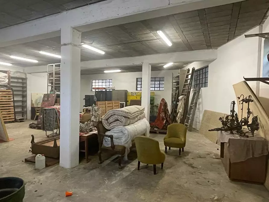 Immagine 8 di Magazzino in vendita  a Carrara