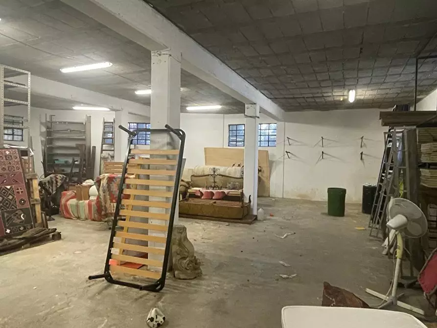 Immagine 14 di Magazzino in vendita  a Carrara