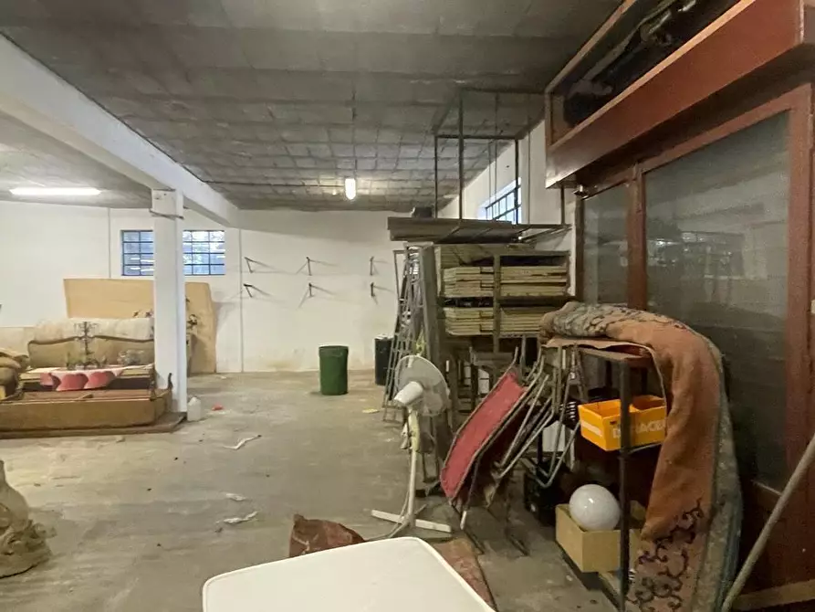 Immagine 11 di Magazzino in vendita  a Carrara