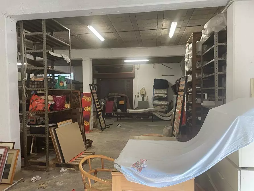 Immagine 7 di Magazzino in vendita  a Carrara