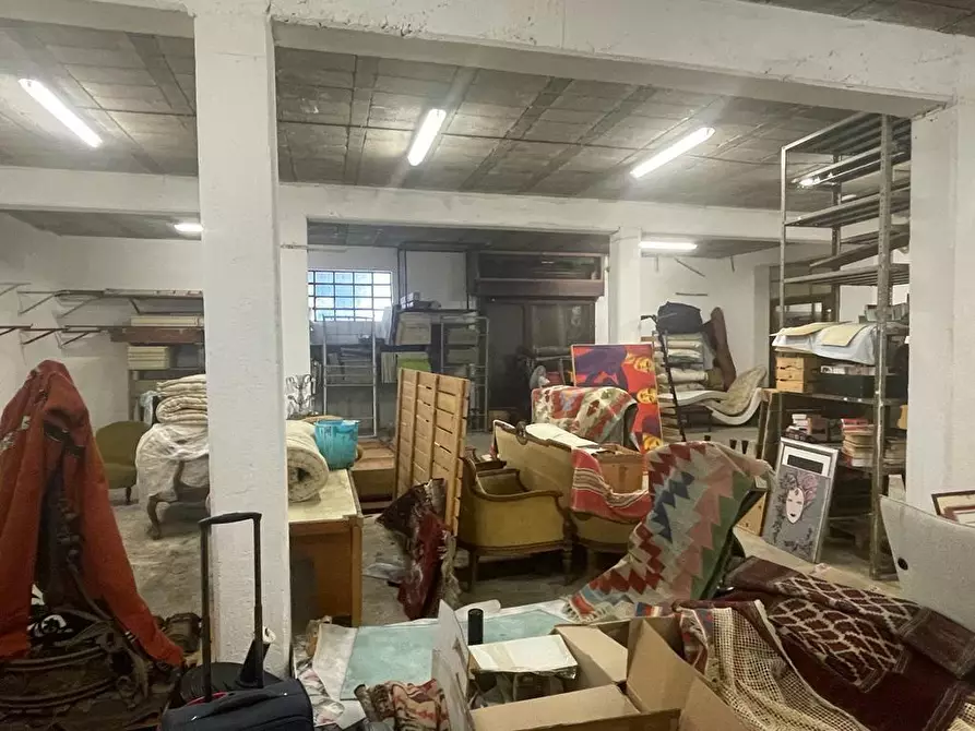 Immagine 6 di Magazzino in vendita  a Carrara