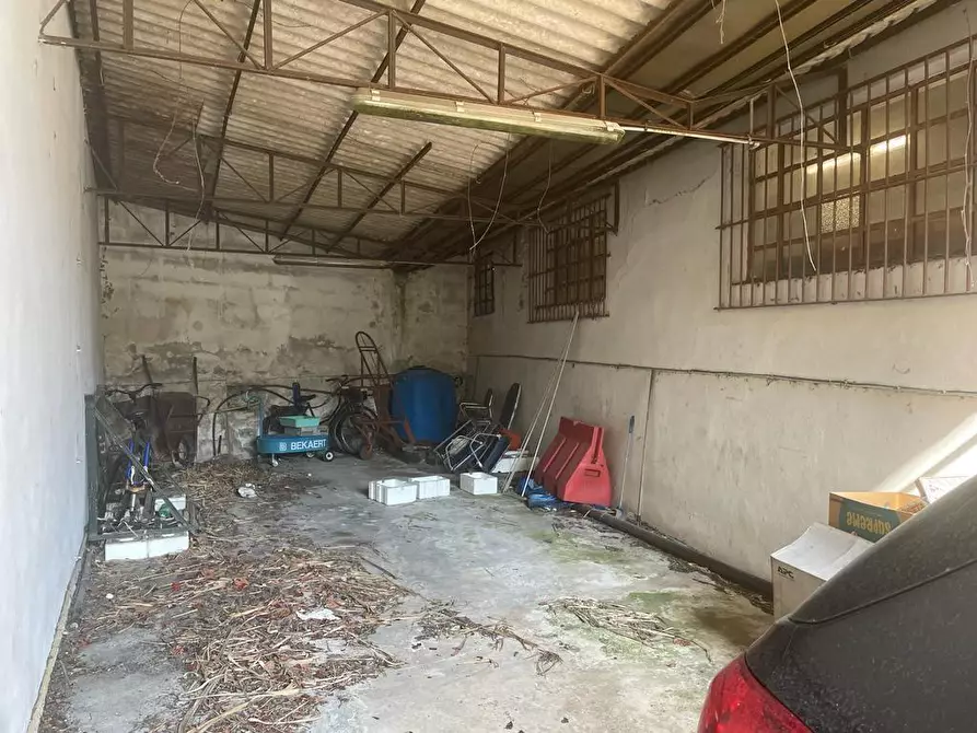 Immagine 18 di Magazzino in vendita  a Carrara