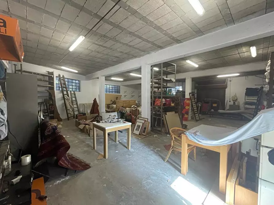 Immagine 4 di Magazzino in vendita  a Carrara