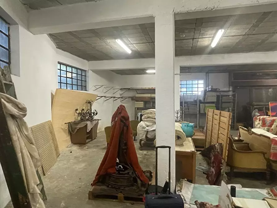 Immagine 13 di Magazzino in vendita  a Carrara
