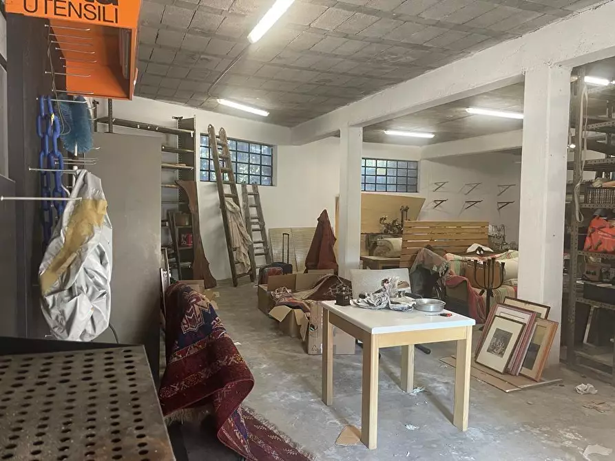 Immagine 2 di Magazzino in vendita  a Carrara