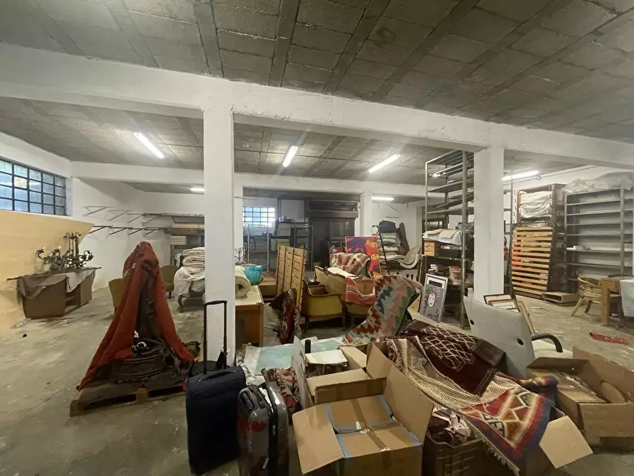 Immagine 5 di Magazzino in vendita  a Carrara