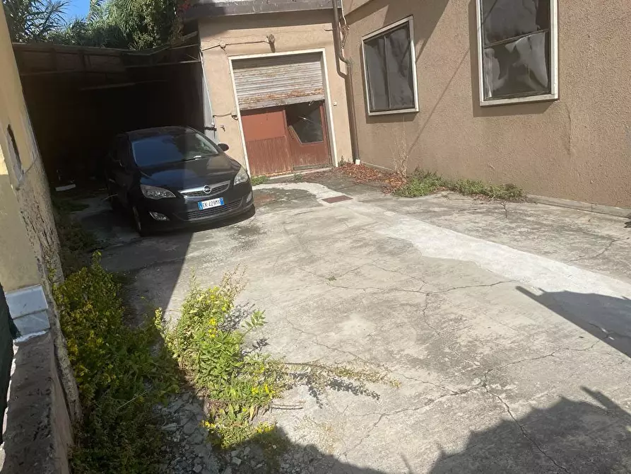 Immagine 20 di Magazzino in vendita  a Carrara