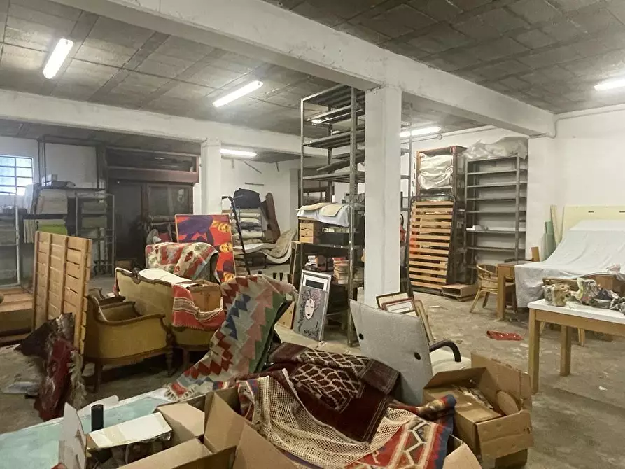 Immagine 12 di Magazzino in vendita  a Carrara