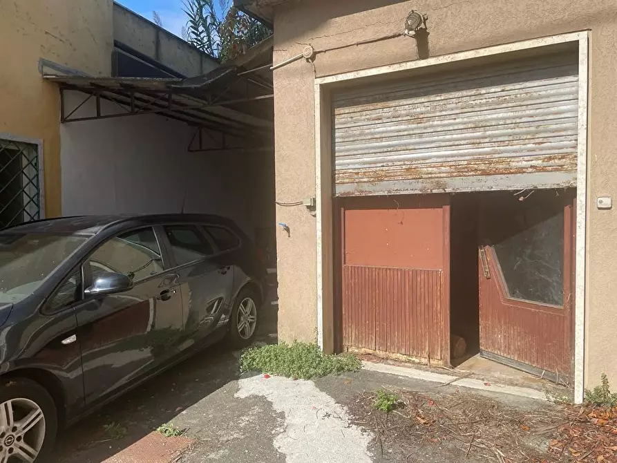 Immagine 19 di Magazzino in vendita  a Carrara