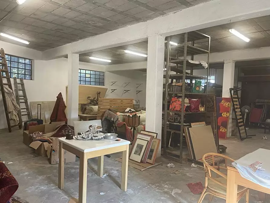 Immagine 3 di Magazzino in vendita  a Carrara