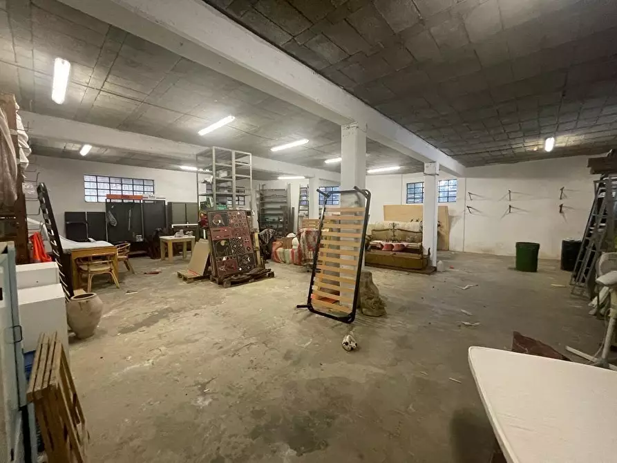 Immagine 16 di Magazzino in vendita  a Carrara