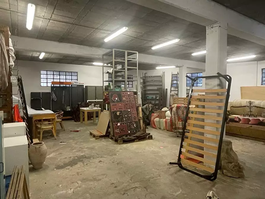 Immagine 15 di Magazzino in vendita  a Carrara