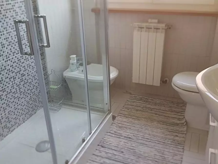 Immagine 23 di Casa bifamiliare in affitto  a Lucca